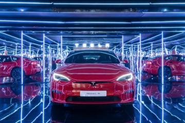 特斯拉Model S Plaid空降天津，“量产车强者”点燃纯电热情